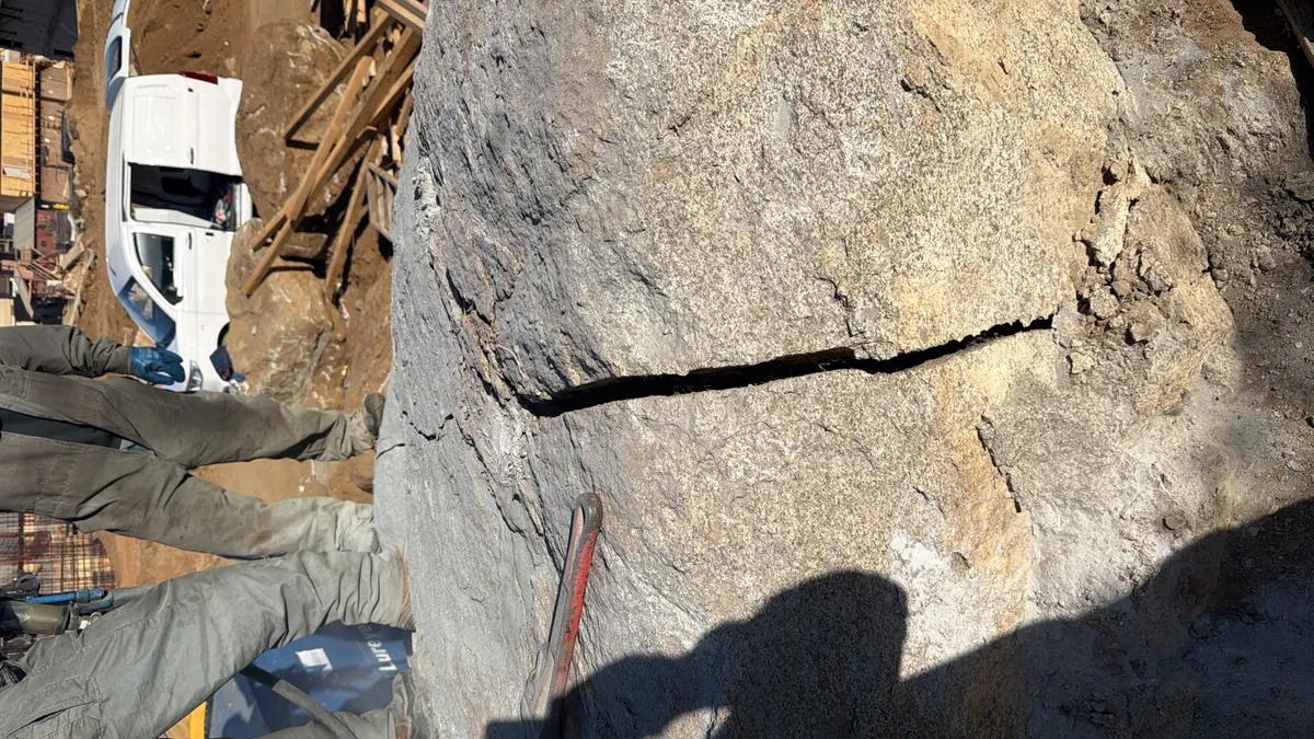 Roca maciza agrietada y fracturada limpiamente por cemento expansivo