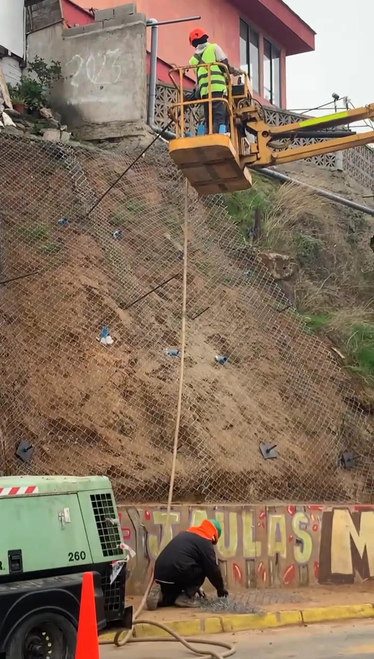 Maquinaria pesada neumática realizando perforaciones de anclaje en terreno rocoso