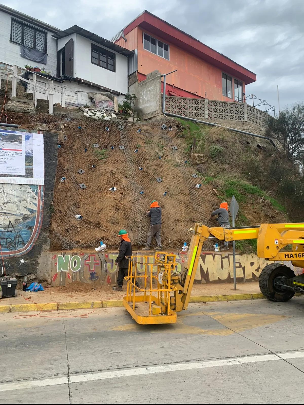 Vista en ángulo de malla de acero y cabezales de pernos autoperforantes instalados