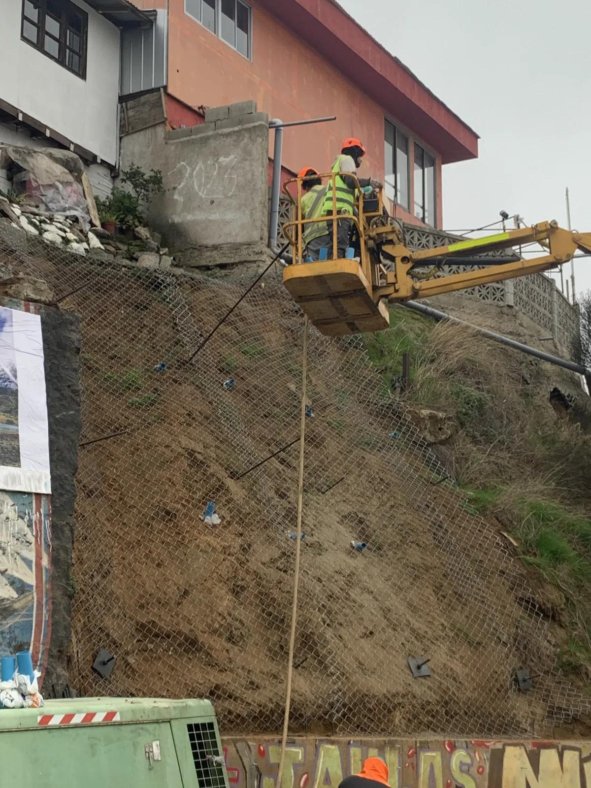 Operación de maquinaria de perforación instalando perno R25 autoperforante en suelo