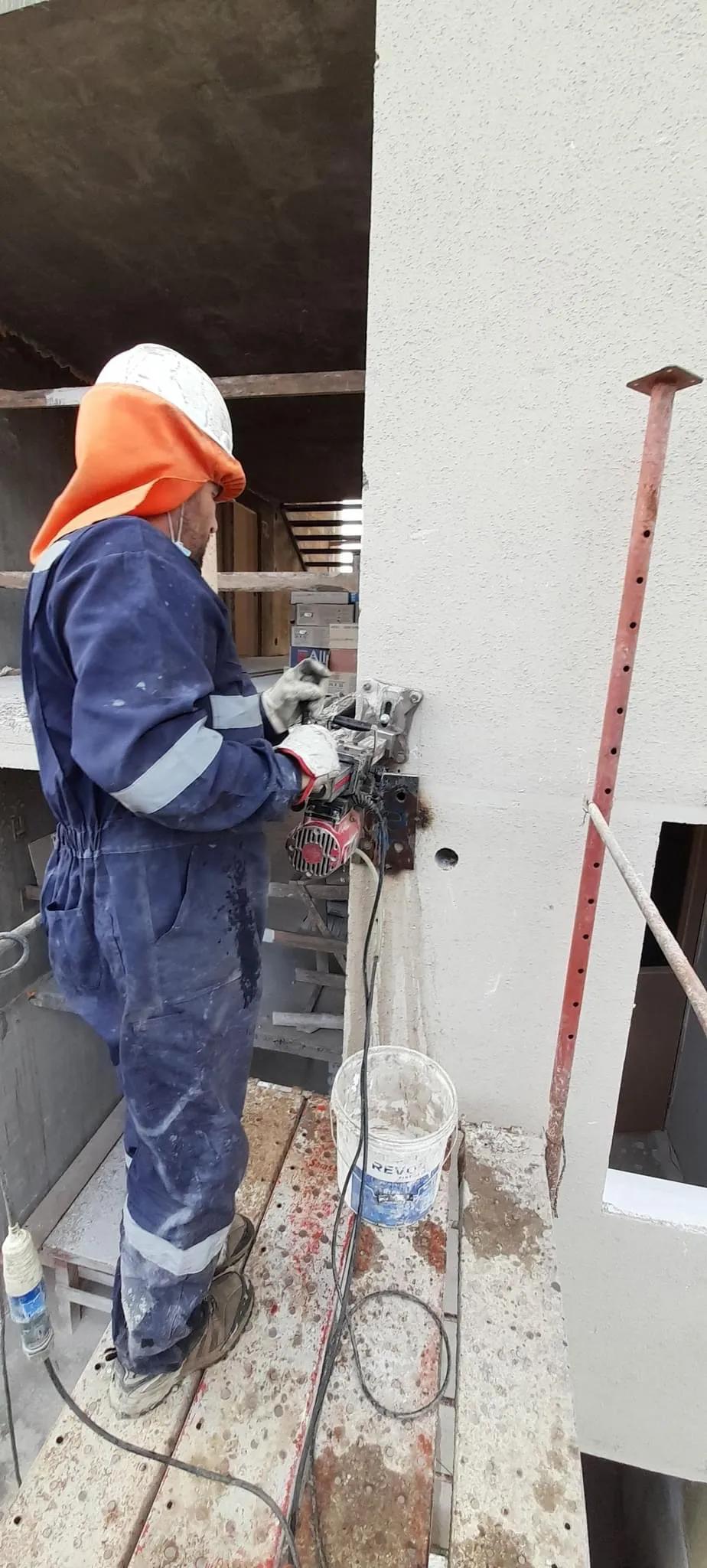 Equipo de testiguera diamantada montado e iniciando perforación circular en hormigón