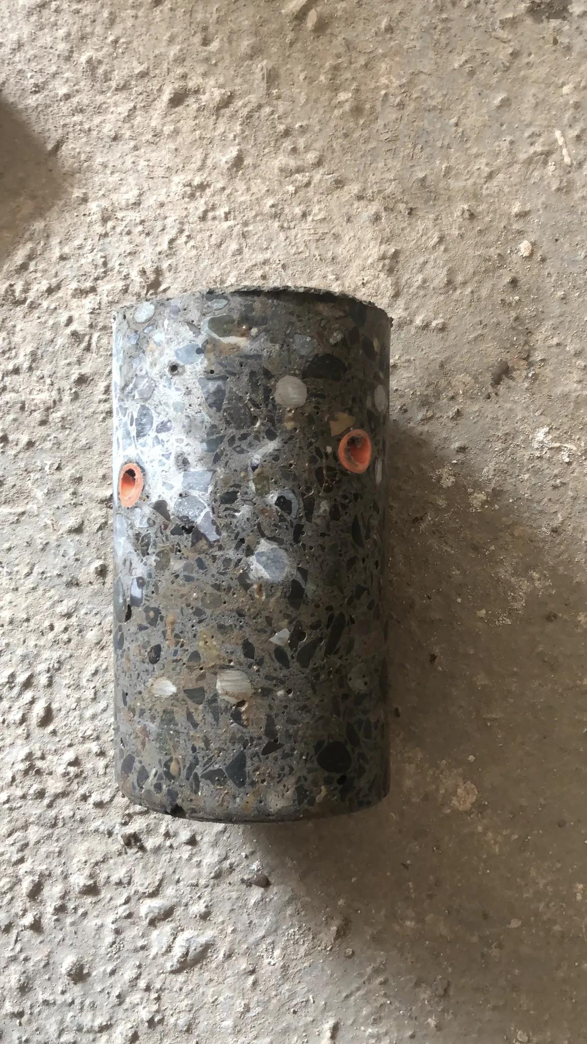 Cilindro de hormigón con varillas de acero cortadas limpiamente